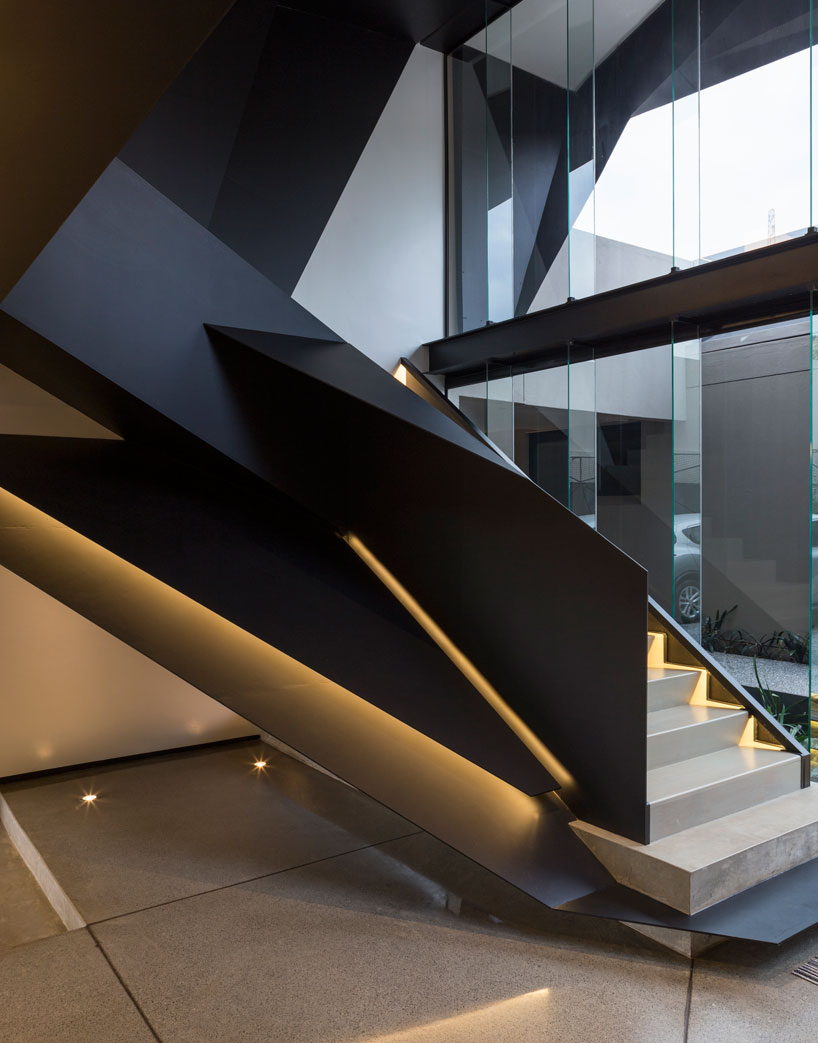 nico-van-der-meulen-architects-kloof-road-house-johannesburg-sa-designboom-02