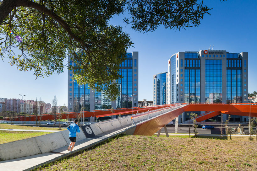 pedestrian-and-cycling-bridge-maximina-almeida-+-telmo-cruz-lisbon-designboom-02