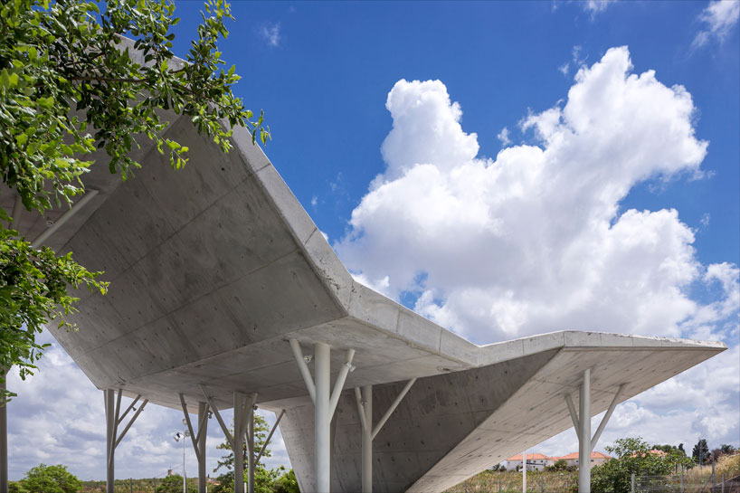 ron-shenkin-studio-open-sided-shelter-pardesia-isreal-designboom-02