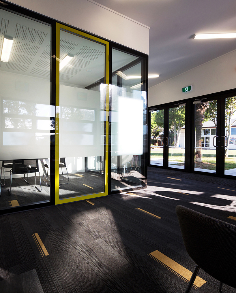 stephenson & turner architects whenuapai primary school admin building designboom stephenson & turner architects whenuapai primary school admin building designboom