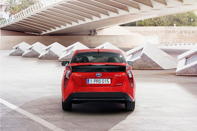 toyota-prius-hybrid-designboom-05