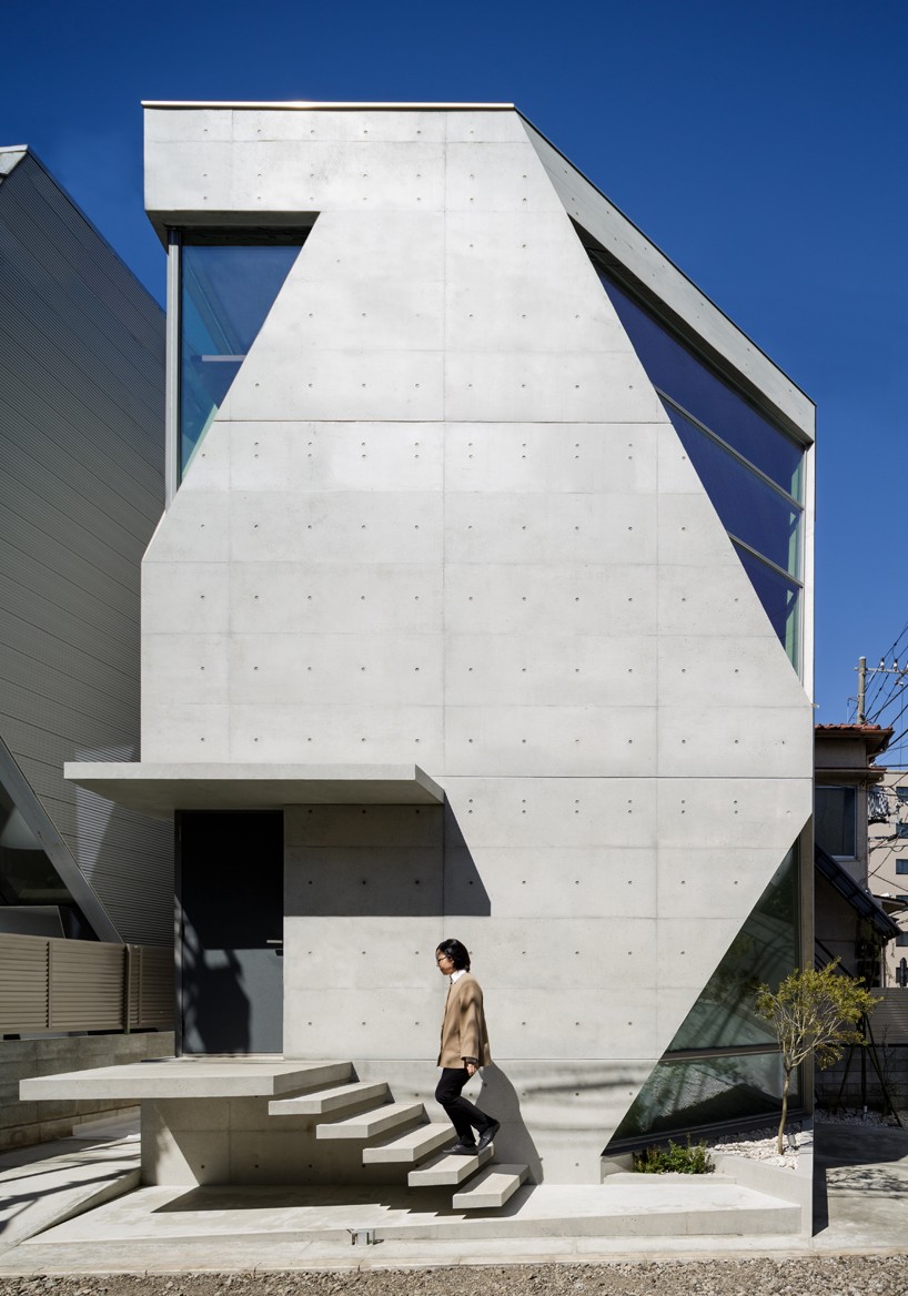 atelier tekuto's exposed concrete home in tokyo displays a chamfered façade