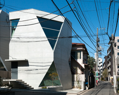 atelier tekuto's exposed concrete home in tokyo displays a chamfered façade