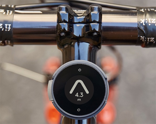navigation device by beeline lets cyclists discover the city without getting lost