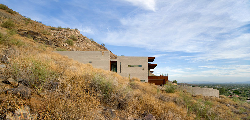 chen + suchart studio embed mummy mountain residence into a slope in arizona
