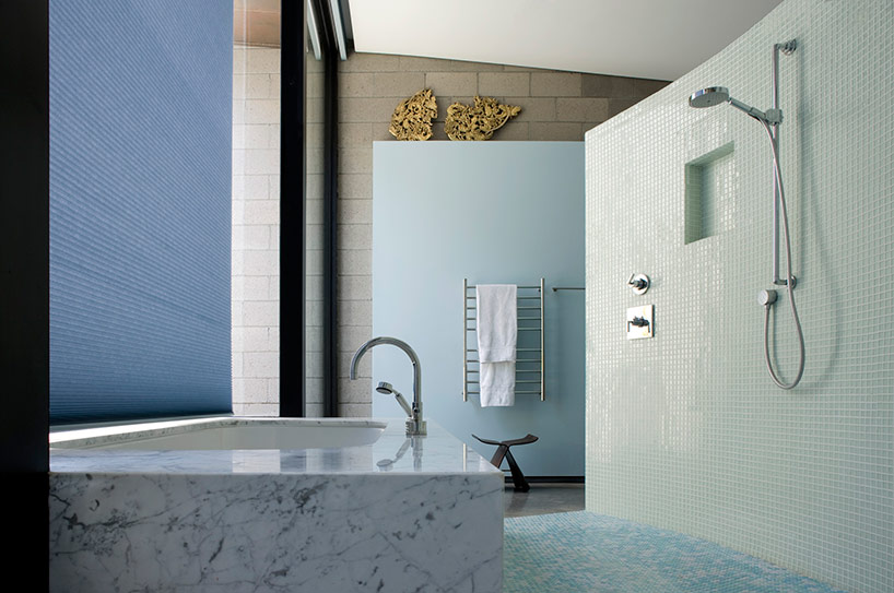 chen + suchart studio embed mummy mountain residence into a slope in arizona