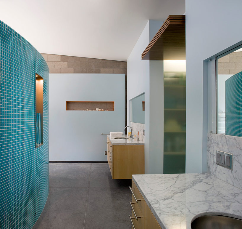 chen + suchart studio embed mummy mountain residence into a slope in arizona