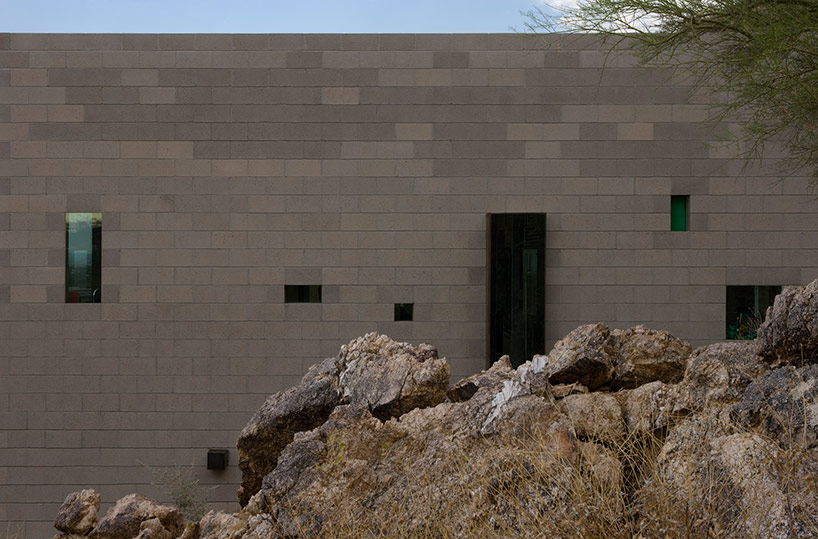chen + suchart studio embed mummy mountain residence into a slope in arizona
