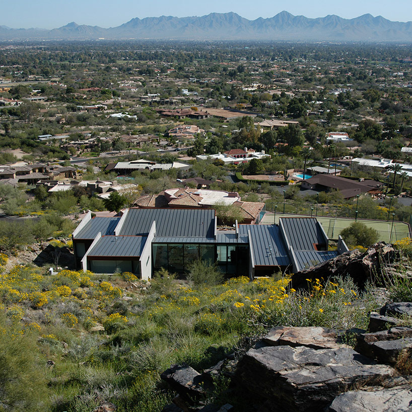 chen + suchart studio embed mummy mountain residence into a slope in arizona