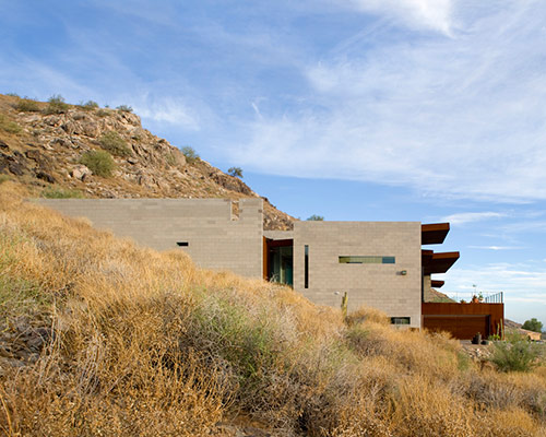chen + suchart studio embed mummy mountain residence into a slope in arizona