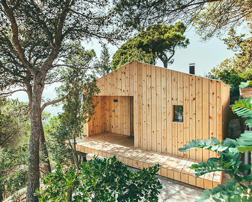 dom arquitectura perches energy efficient timber cabin on the spanish hillside
