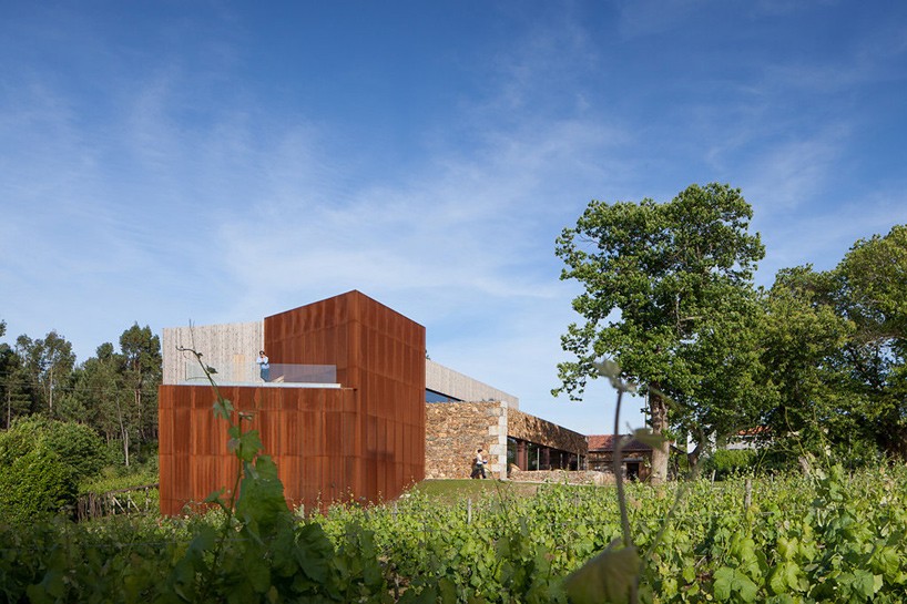 FCC arquitectura + paulo lobo add rural hotel to portuguese winery