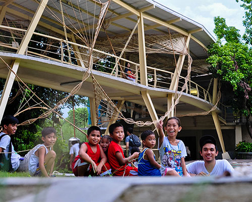 GGlab & hybrids workshop participants form rattan catenaries pavilion in philippines