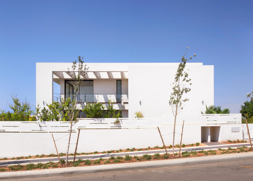 israel nottes architects designs L-shaped house centered around pool