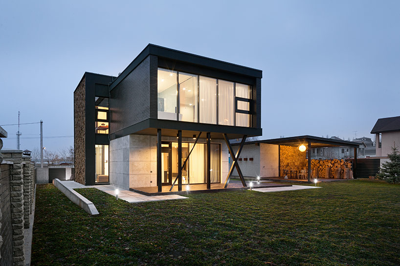 MAKHNO studio integrates texture and light in buddy's house