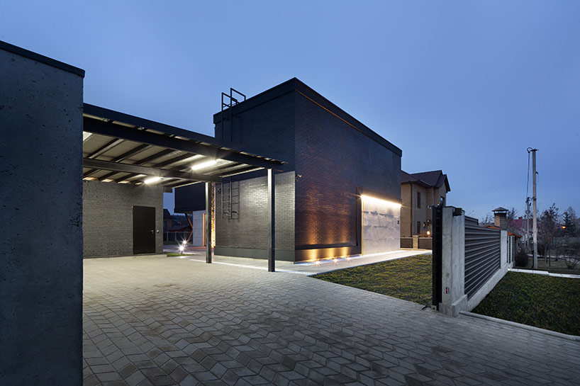 MAKHNO studio integrates texture and light in buddy's house