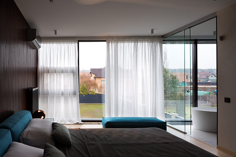 MAKHNO studio integrates texture and light in buddy's house