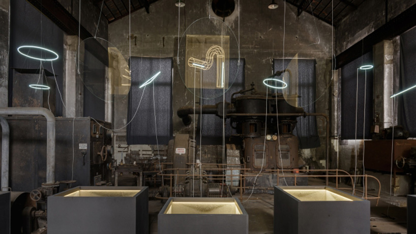 luminaries installation of neon lights and reflection on glass by studio glithero