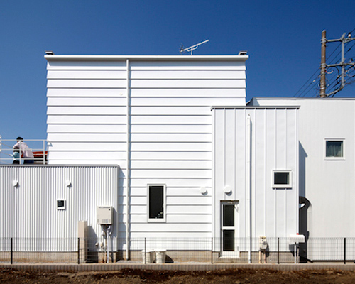 takushu ARAI architects overlaps volumes in yokohama house