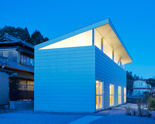 SYAP's house in yokkaichi topped with a shed roof in suburban japan