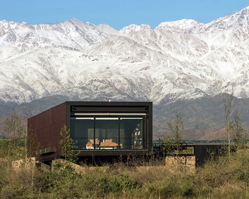 a4 estudio elevates copper-toned home to frame the andes mountains