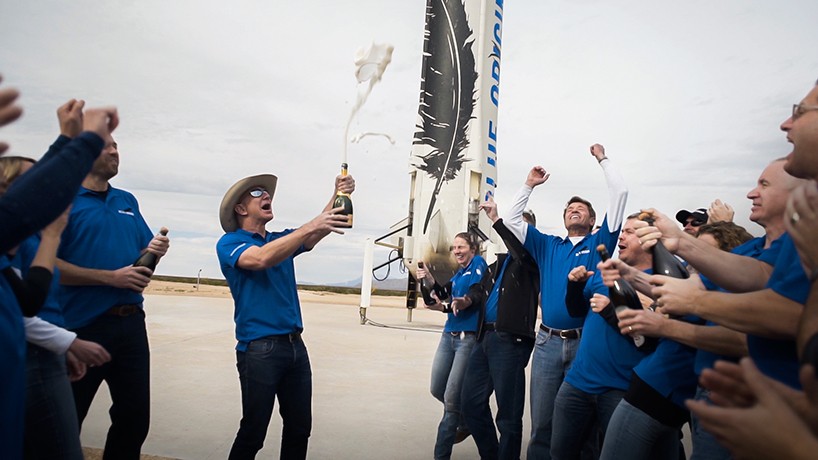 blue-origin-new-shepard-reusable-rocket-landing-designboom-06
