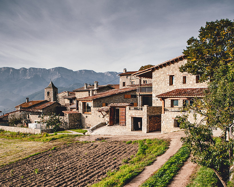 dom arquitectura completes contemporary renovation in cerdanya