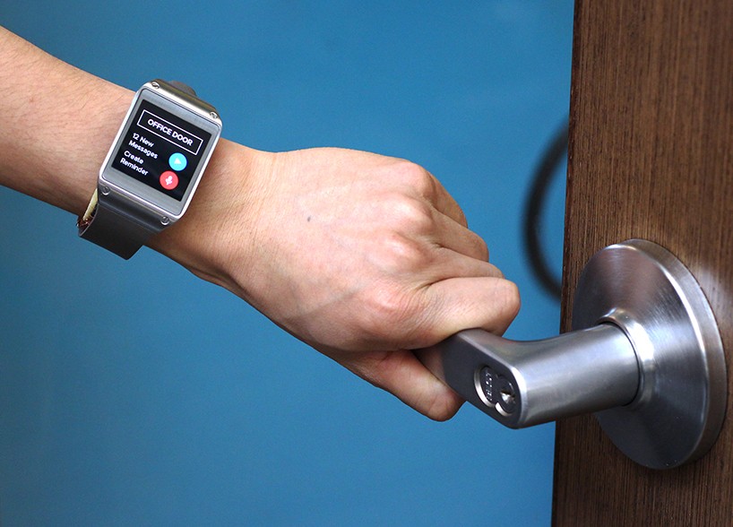 researchers invent smartwatch that recognizes objects through users’ touch