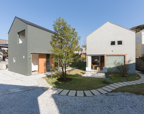 naoya kawabe arranges two japanese houses within garden plot