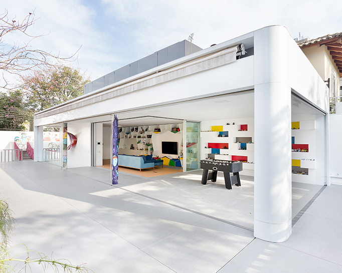 pascali semerdjian arquitetos adds toy house to brazilian home