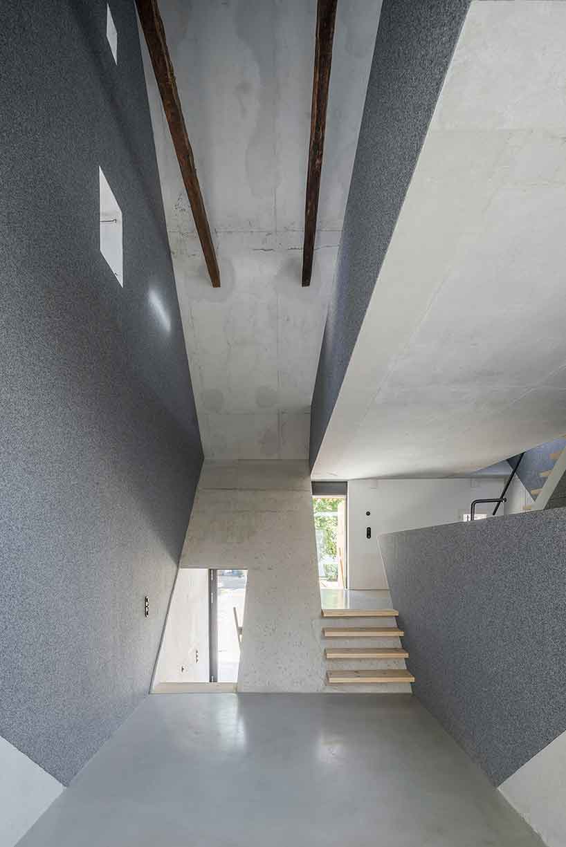 peter haimerl renovates shoemaker's farmhouse with contemporary cube