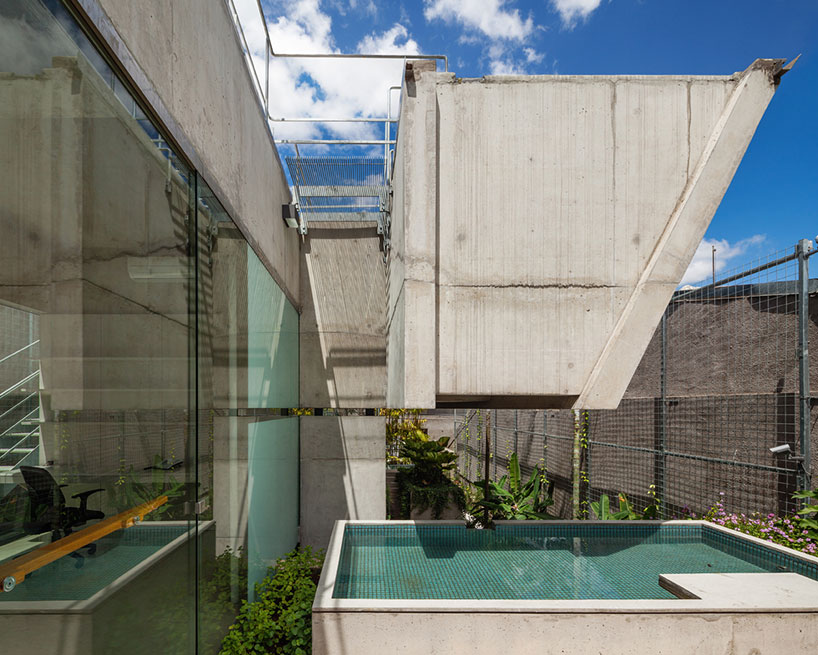 spbr builds 'casa fim de semana' between garden and pool
