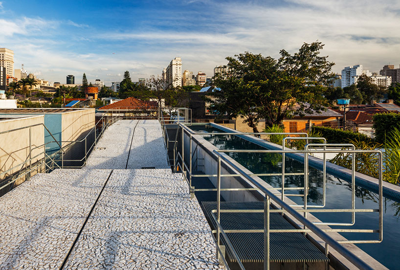 spbr builds 'casa fim de semana' between garden and pool