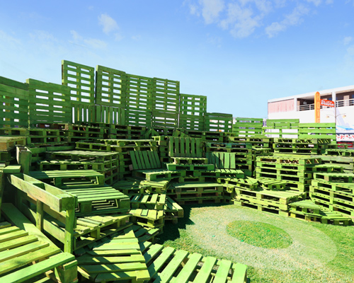 malka architecture uses stacked green pallets to build public arenas in las vegas
