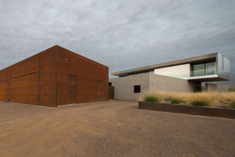 chen + suchart studio reflect desert landscapes on the staab residence