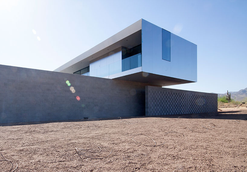 chen + suchart studio reflect desert landscapes on the staab residence