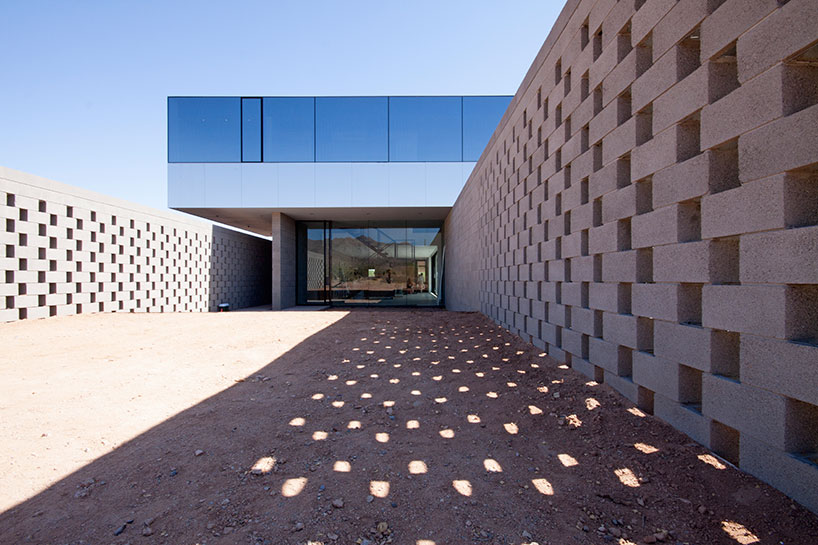chen + suchart studio reflect desert landscapes on the staab residence