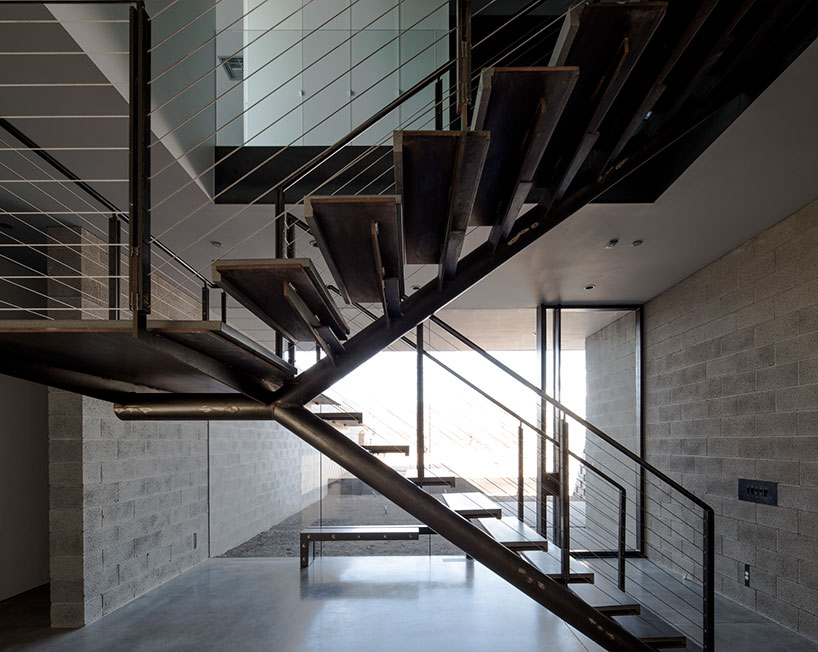 chen + suchart studio reflect desert landscapes on the staab residence