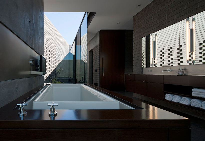chen + suchart studio's yerger residence frames the arizona landscape