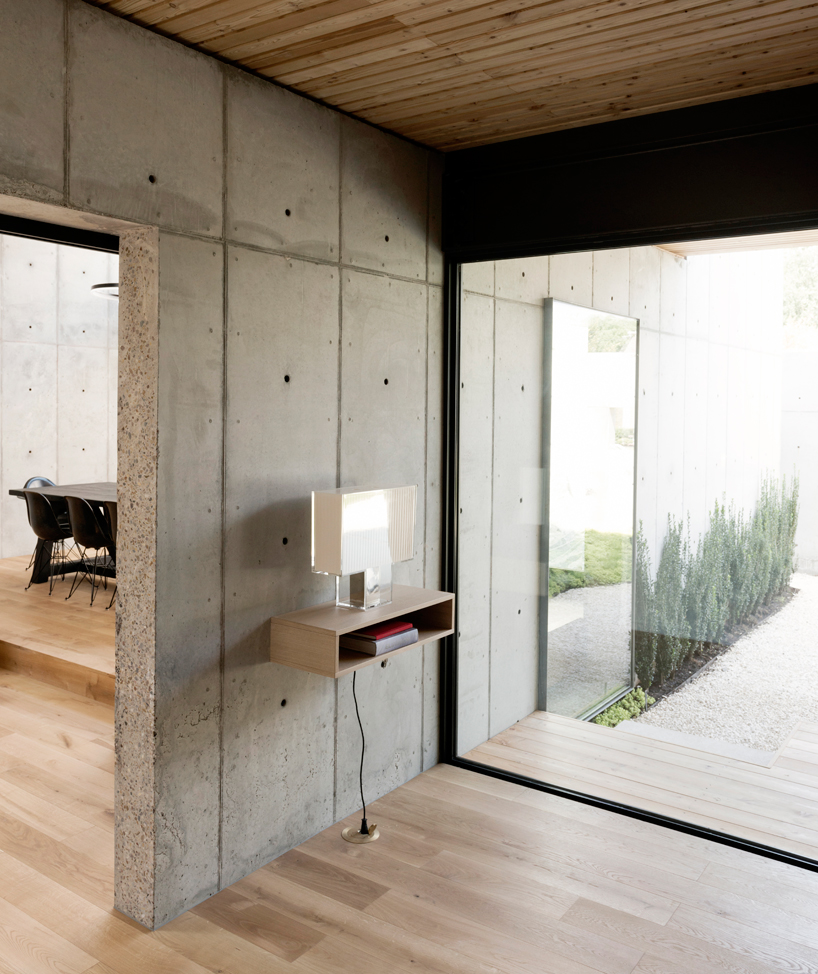 christopher-robertson-concrete-box-house-texas-designboom-02