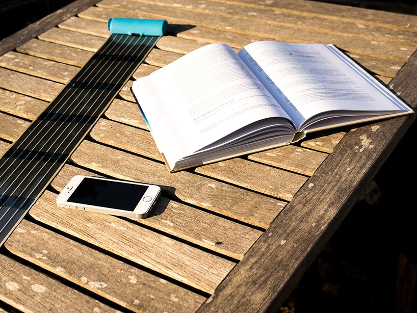 infinityPV-heli-on-solar-smartphone-charger-designboom-04