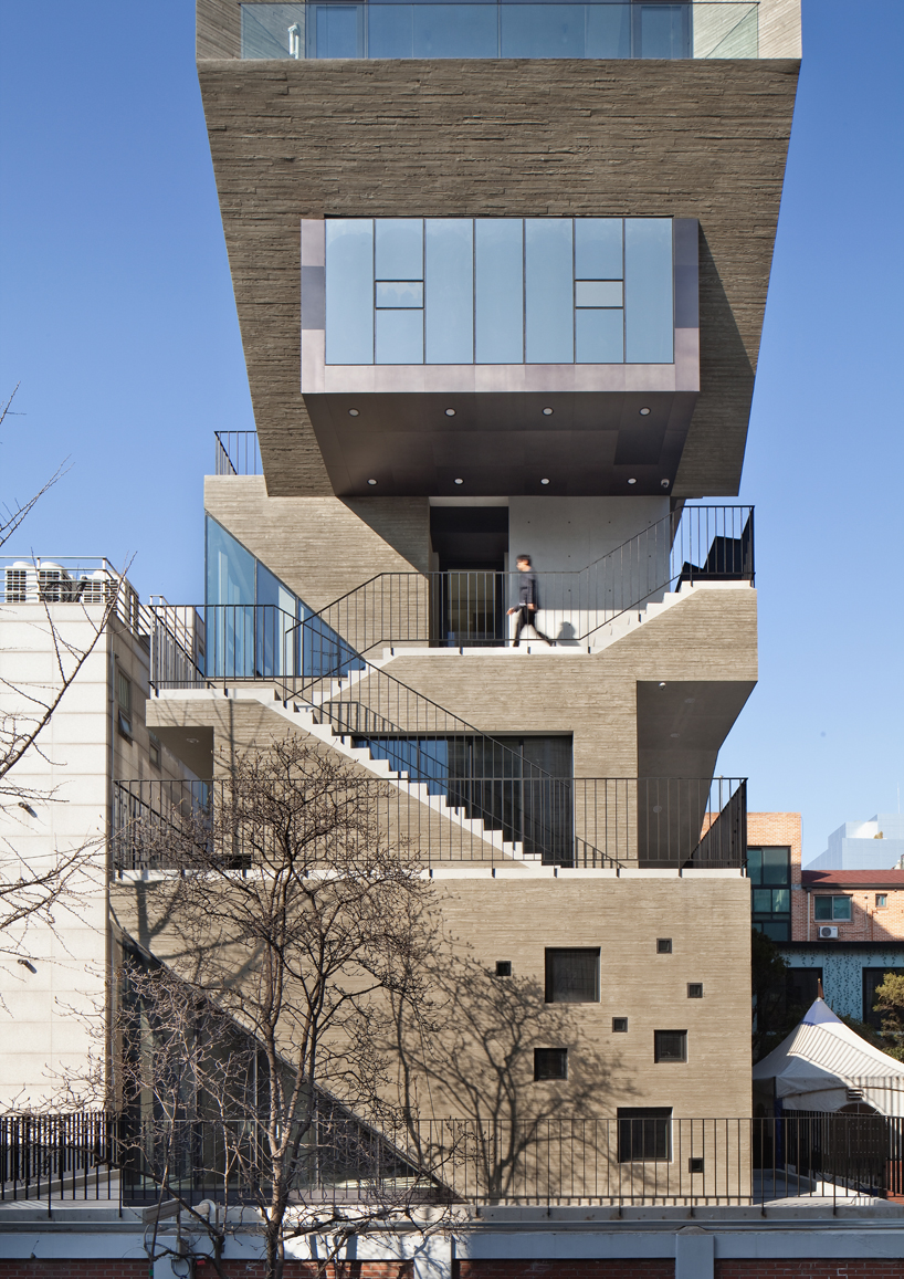 interrobang-bang-by-min-architects-seoul-designboom-02