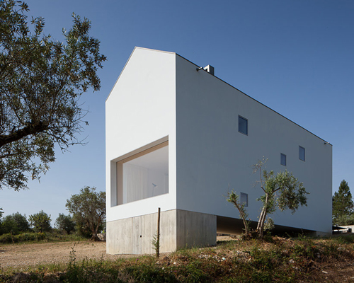 joão mendes ribeiro elevates minimal portuguese house with concrete volume