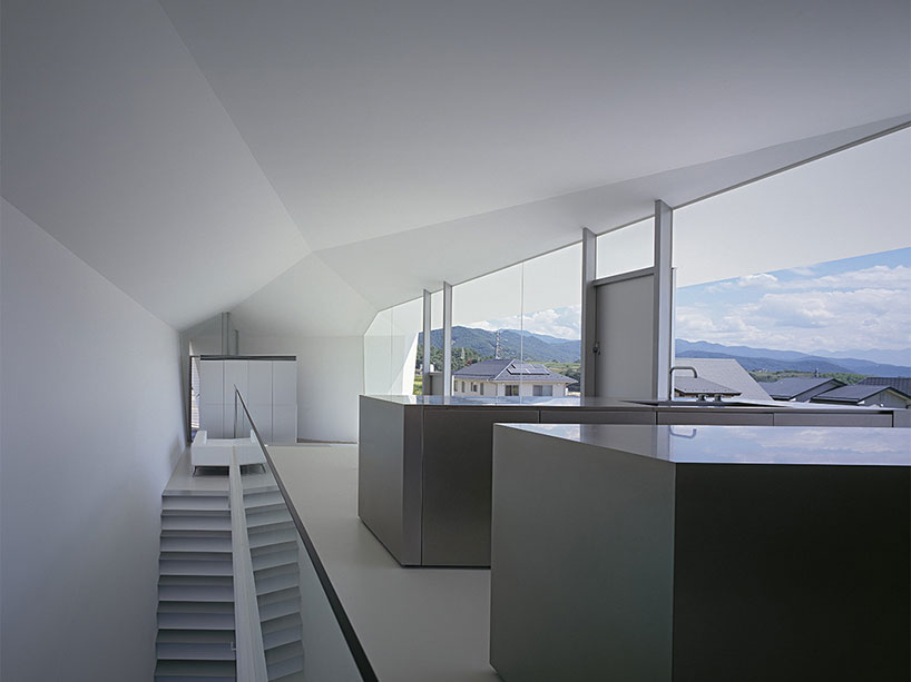 kubota architect atelier folds A-house with white concrete