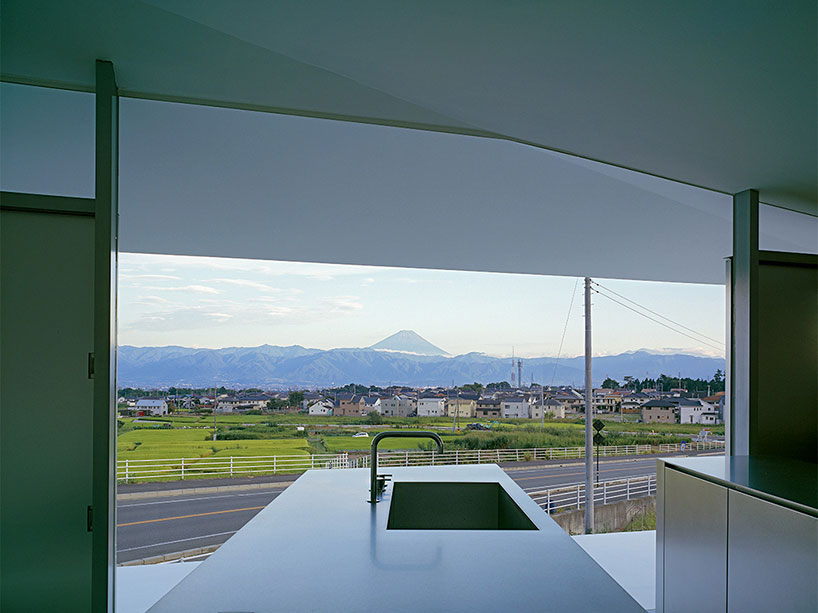 kubota architect atelier folds A-house with white concrete