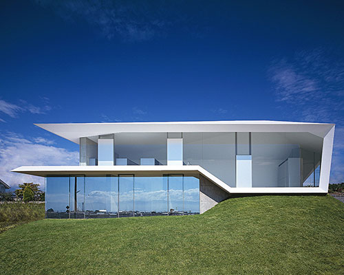 kubota architect atelier folds A-house with white concrete