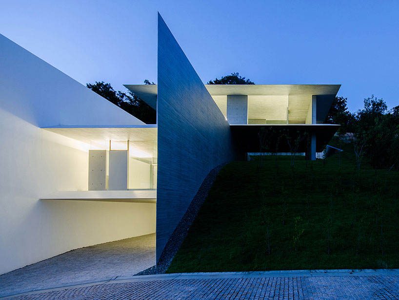 kubota architect atelier fits YA house between floating planes in japan