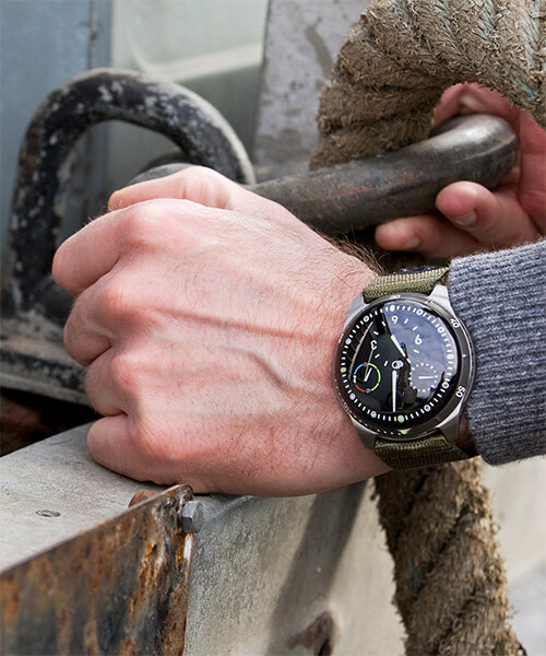 Type 5 diver watch by Ressence sinks dials in oil for underwater readability