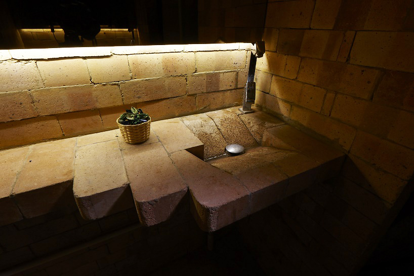 sfurna designs hammer anvil stirrup demo room rajkot india designboom