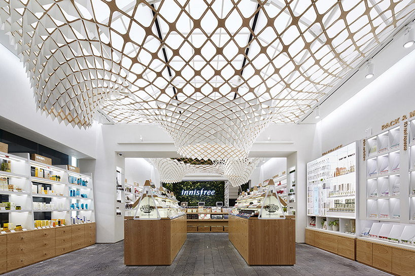 SOFTlab weaves undulating greenhouse lattice through innisfree shop in seoul